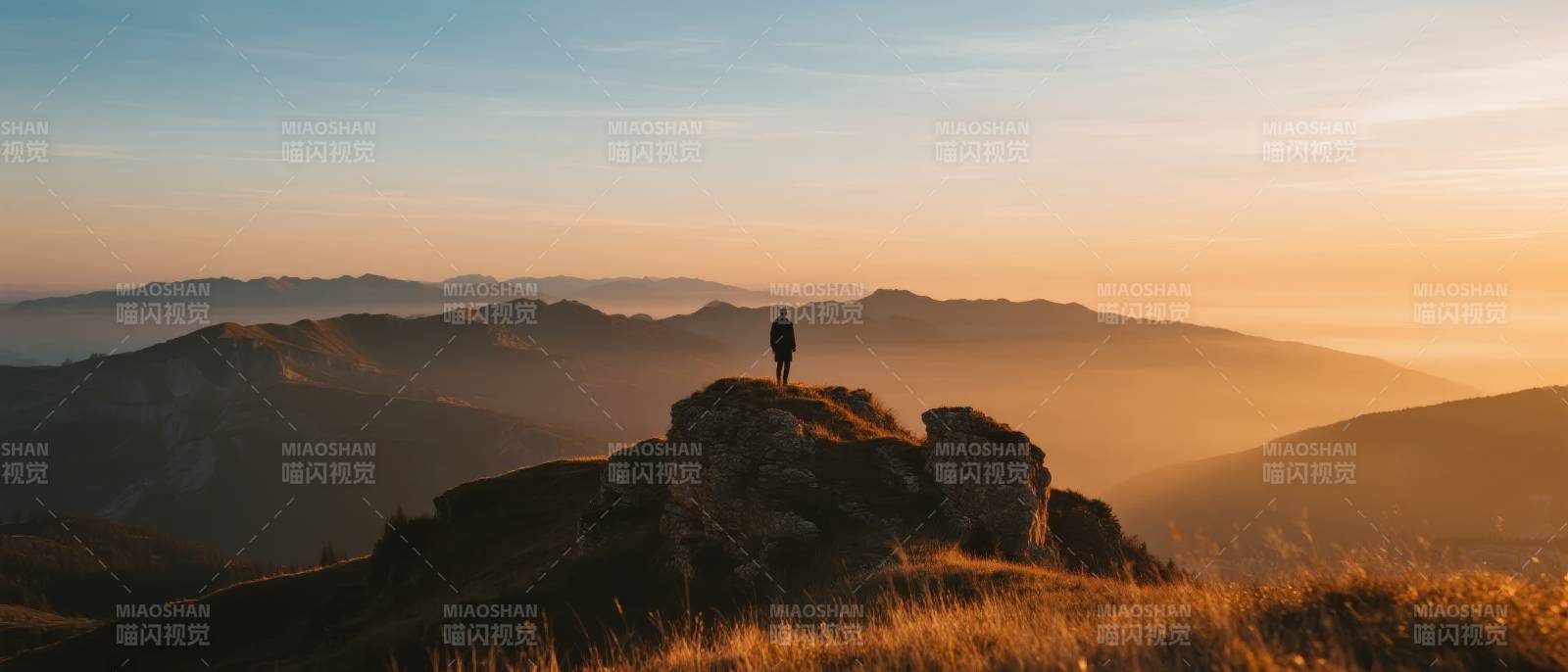 孤影登顶望远山图片