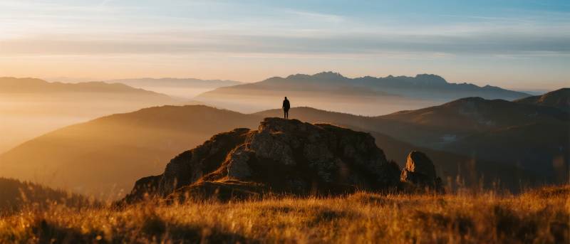 山巅孤影望远山图片