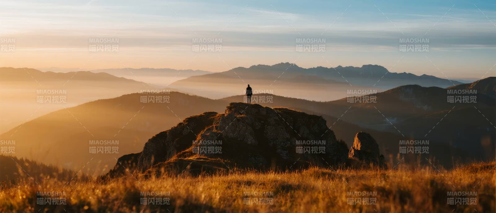 山巅孤影望远山图片