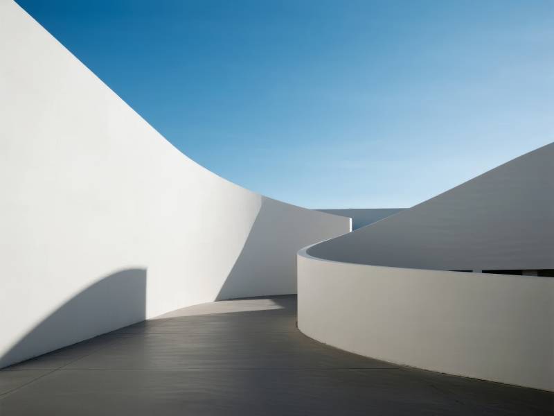 曲面建筑与蓝天图片