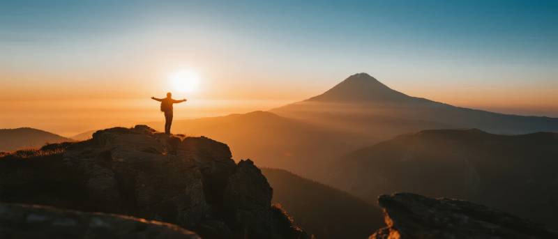 山顶日出剪影图片