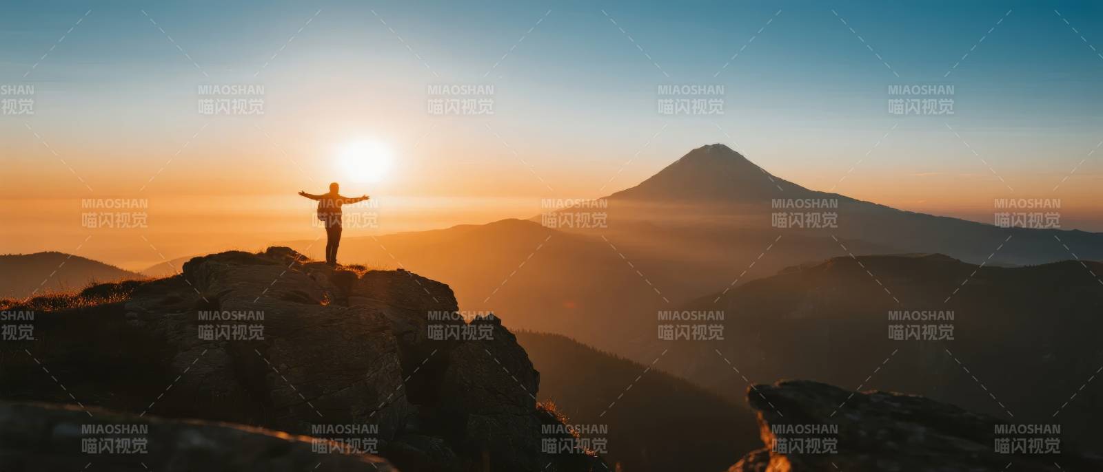 山顶日出剪影图片