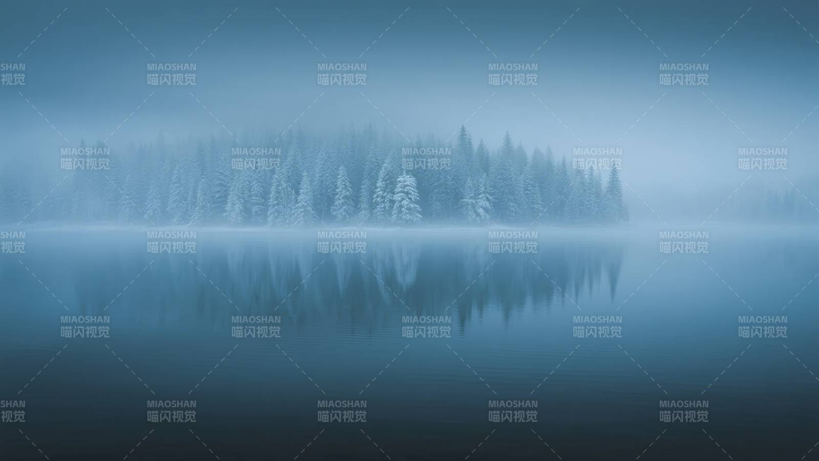 雾湖雪林倒影图片