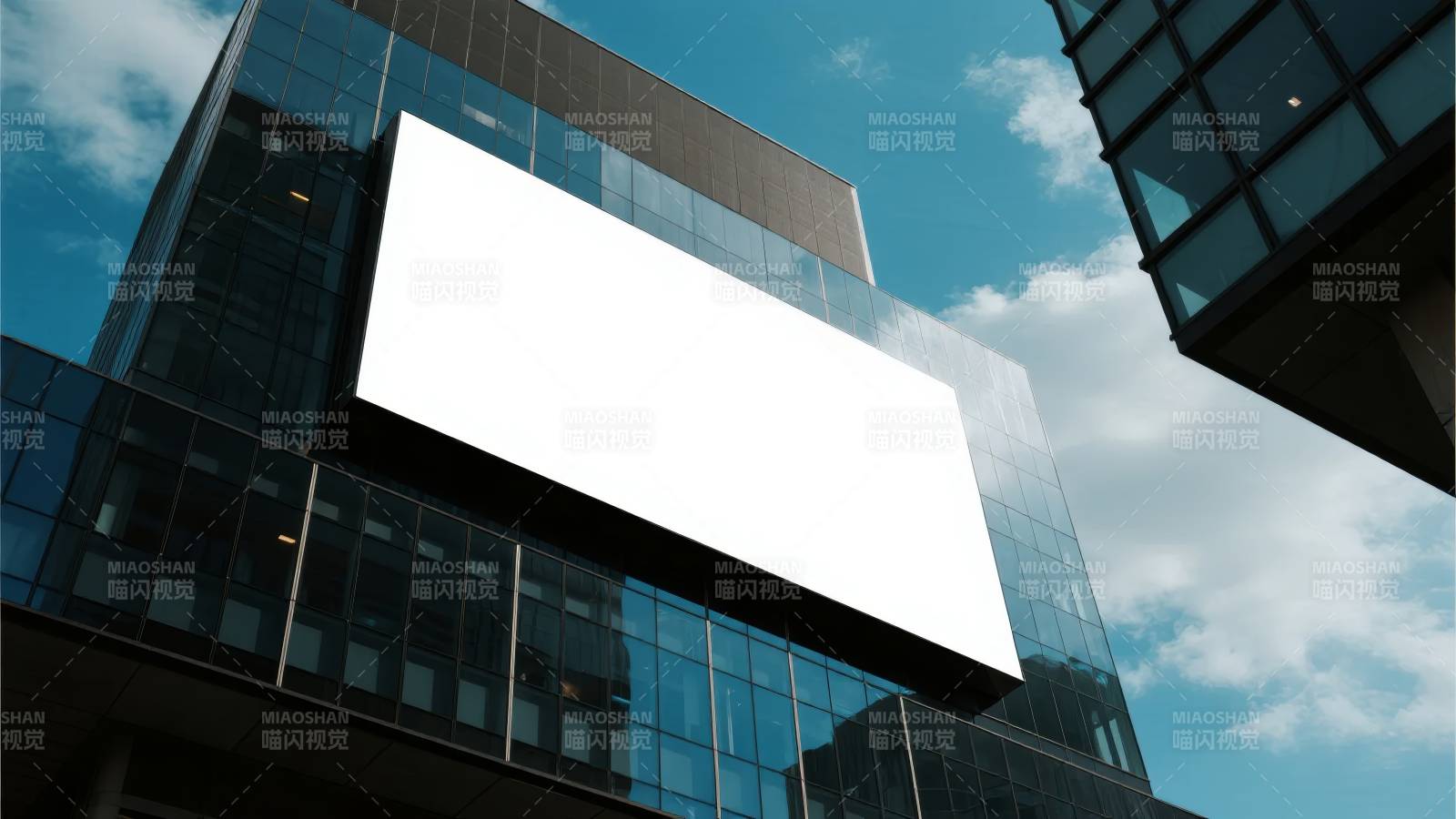 现代建筑上的空白广告屏图片