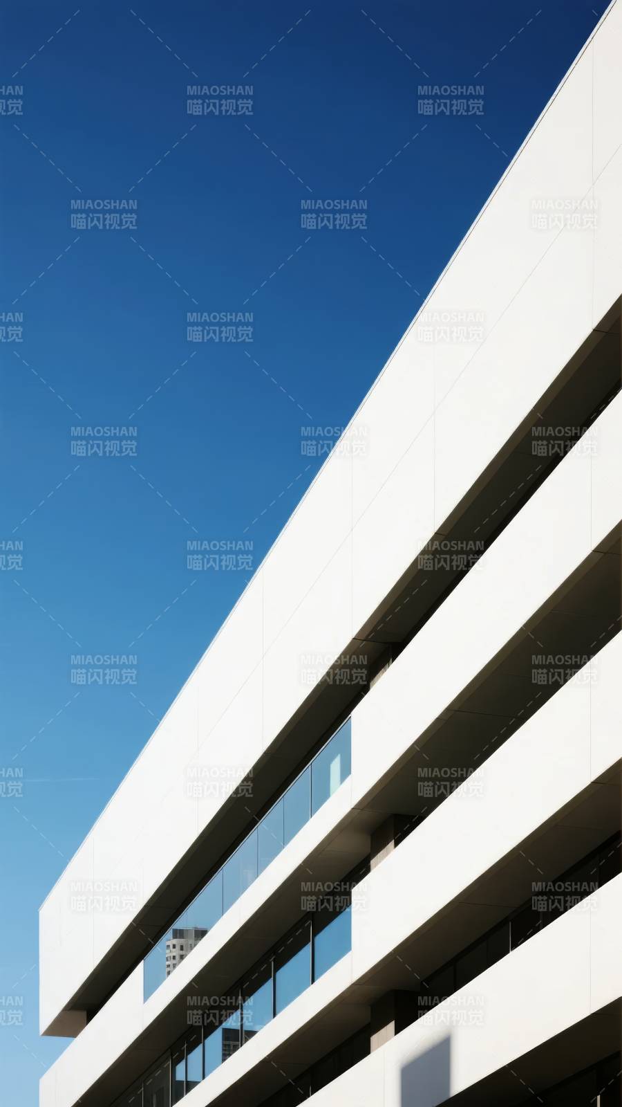 现代建筑与蓝天图片