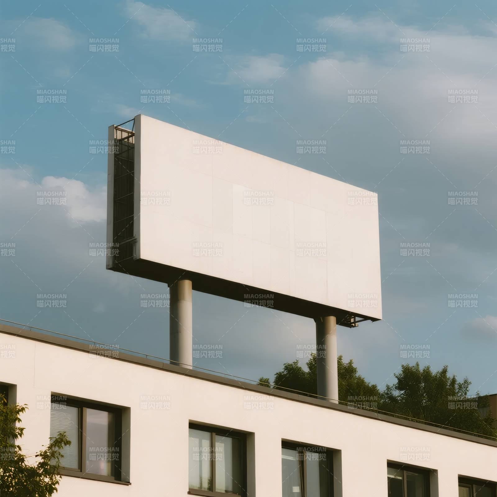 空白广告牌矗立楼顶图片