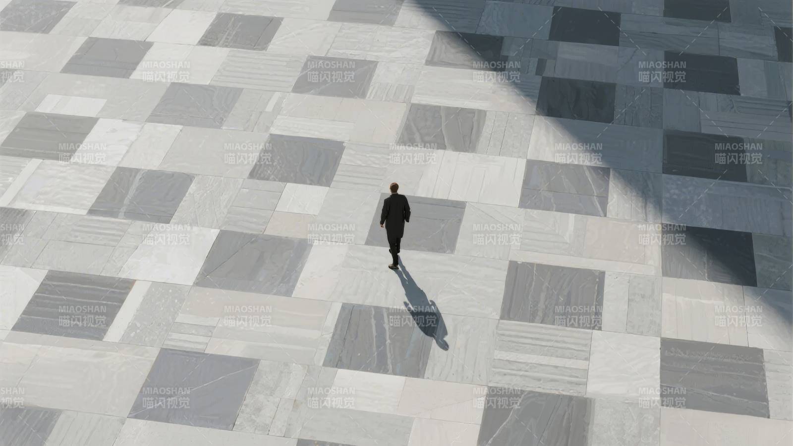 孤影行于方格地图片