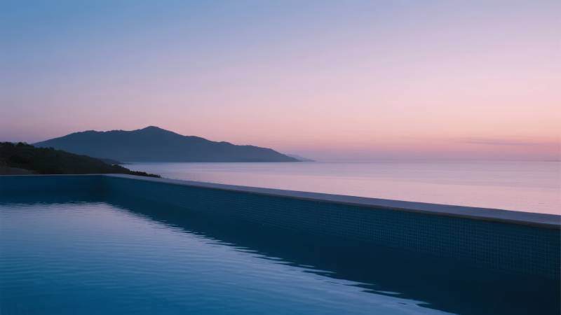 无边泳池映晚霞图片