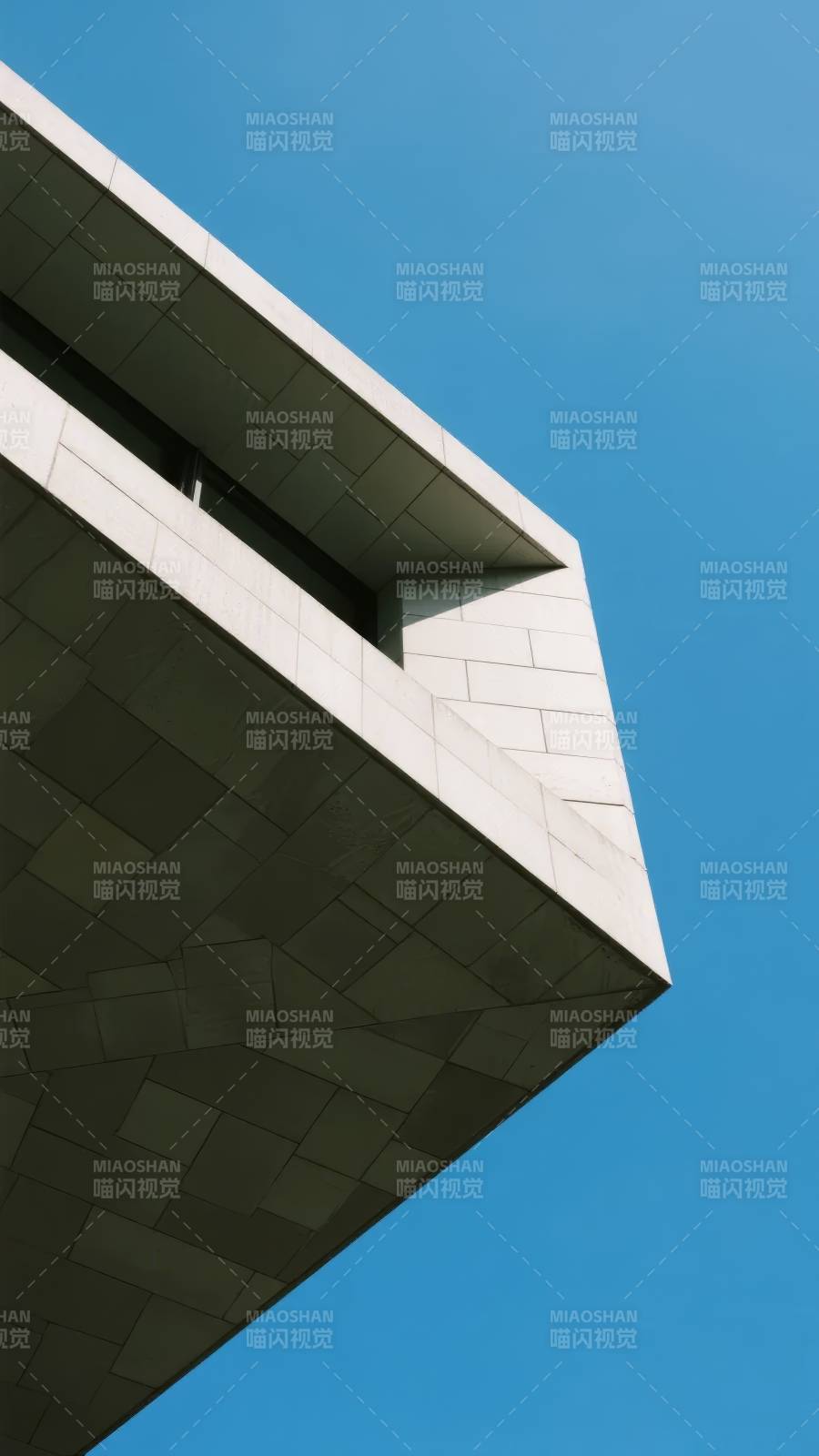 几何建筑与蓝天图片