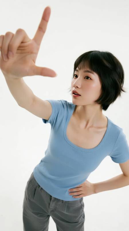 蓝色上衣的短发女孩图片