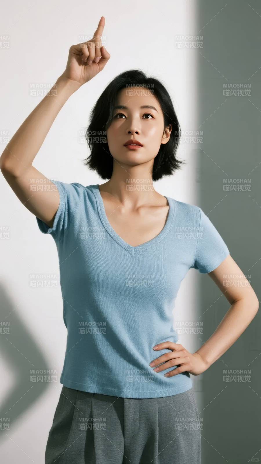 指向上方的蓝衣女子图片