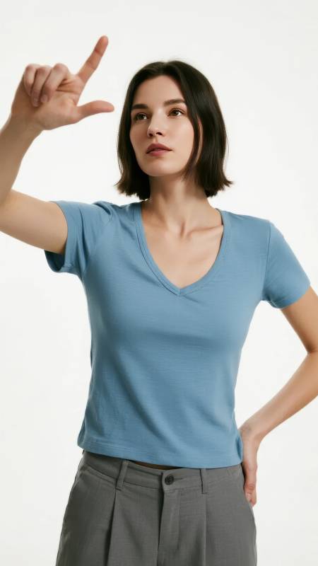 蓝衣女子指向上方图片