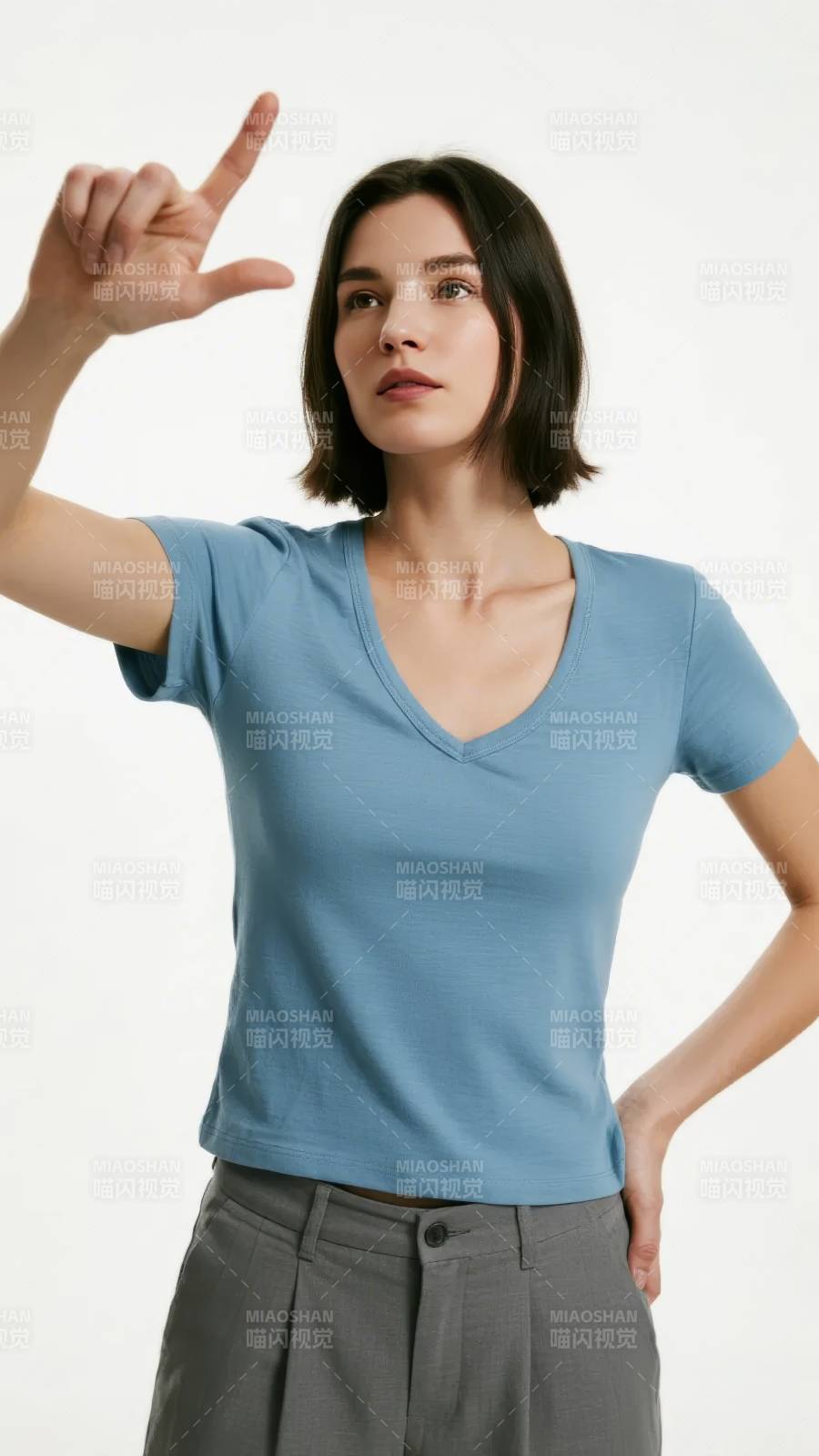蓝衣女子指向上方图片