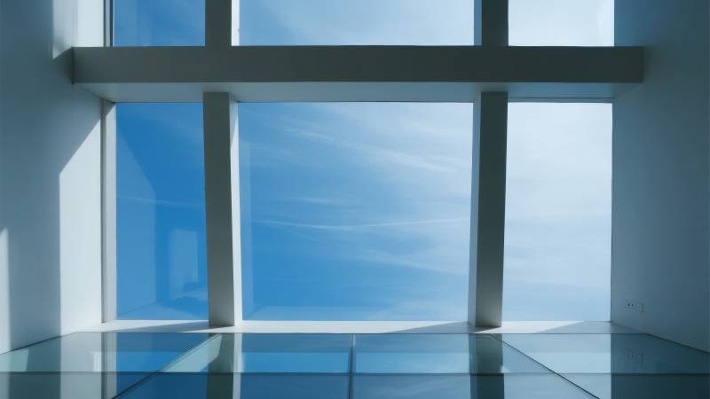 窗前蓝天映照图片