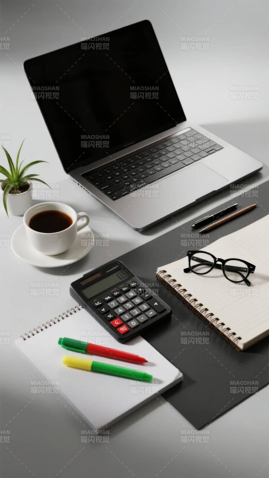 办公桌上的静谧时光图片