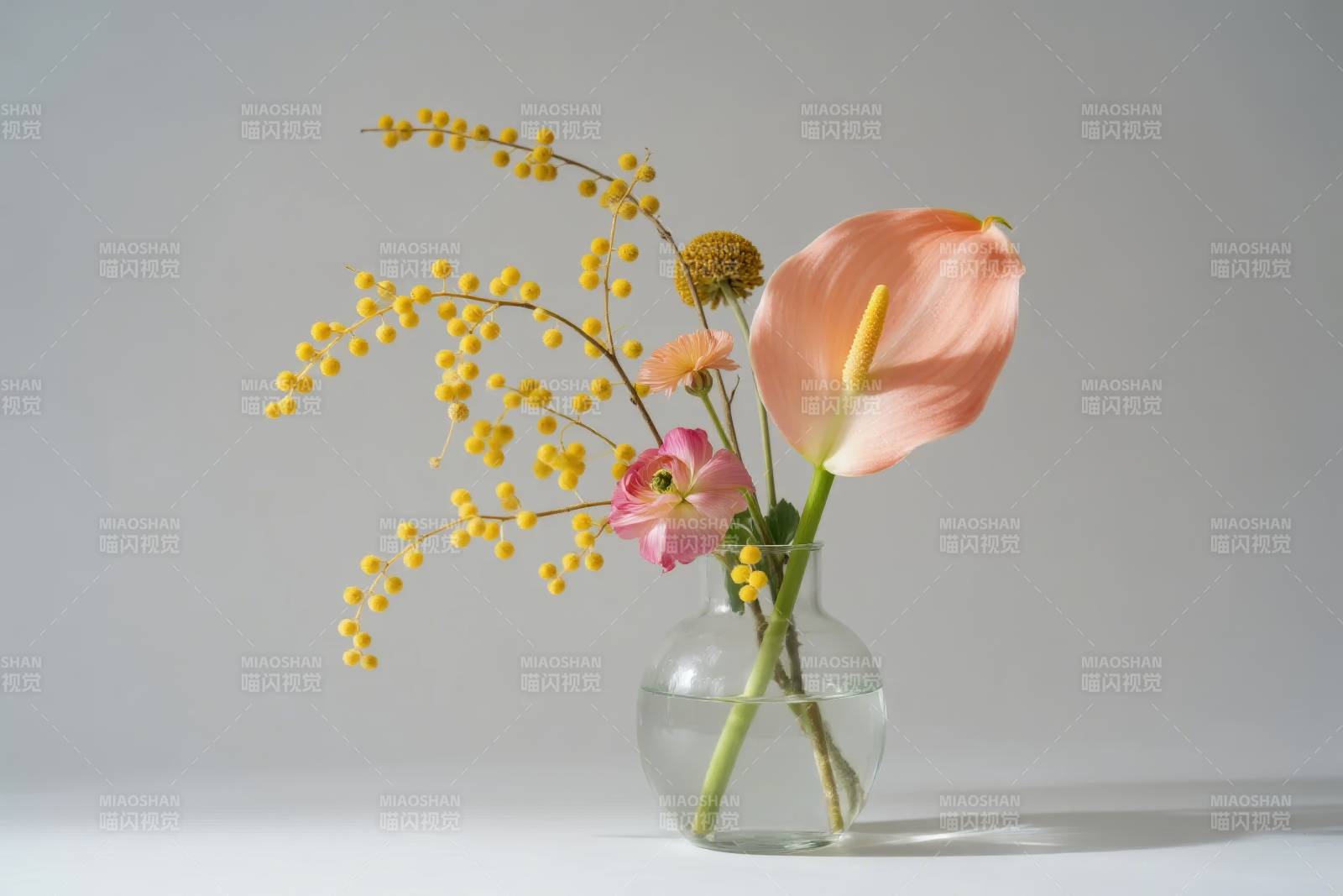 花瓶中的柔美花束图片