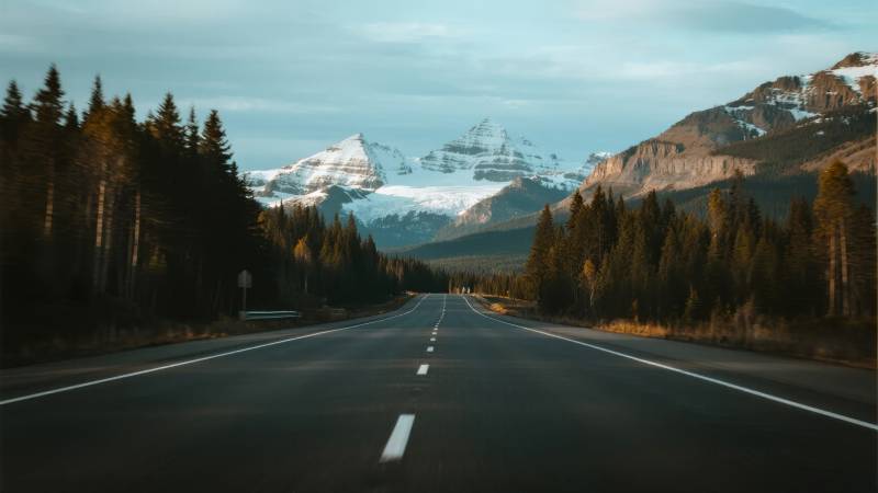 雪山公路风景图片