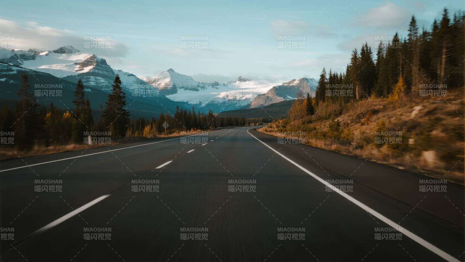 雪山公路秋景图片