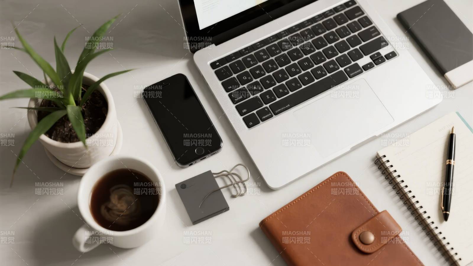 办公桌面一角图片