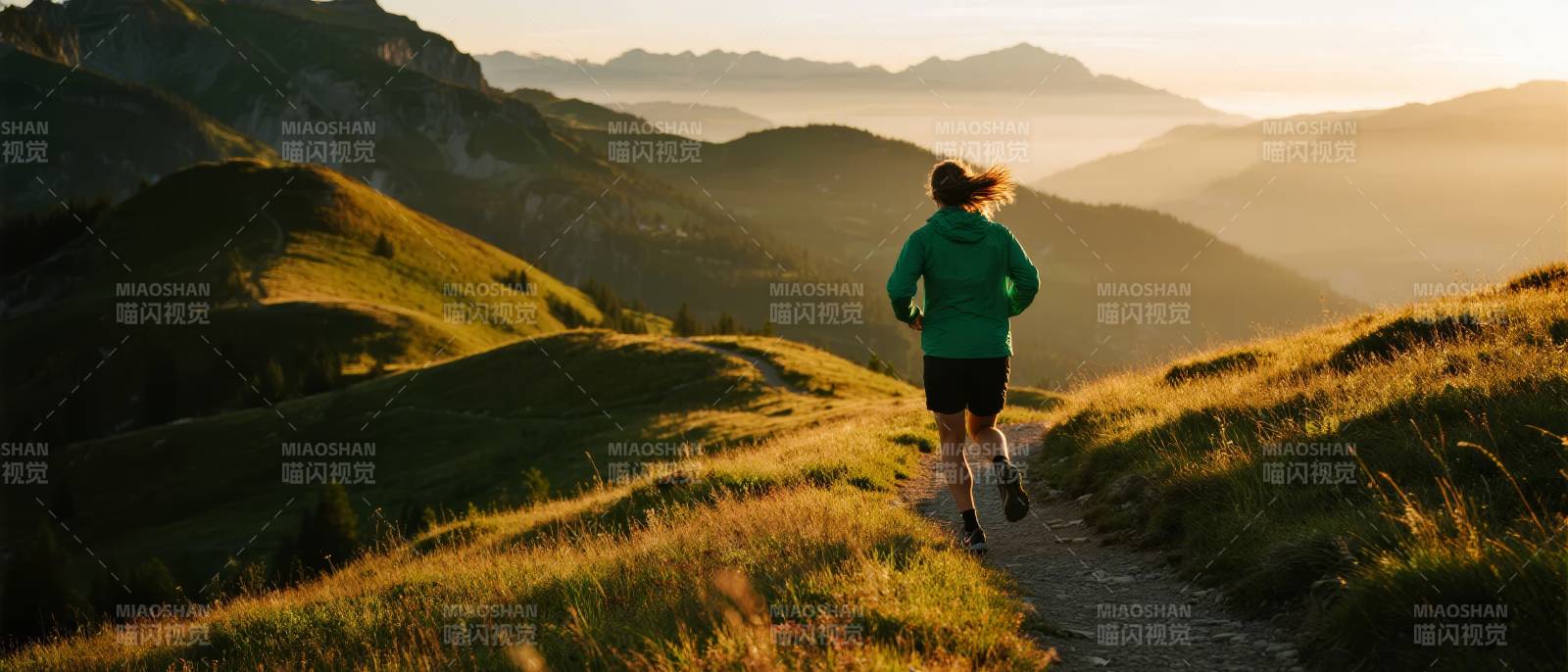 山间晨跑图片