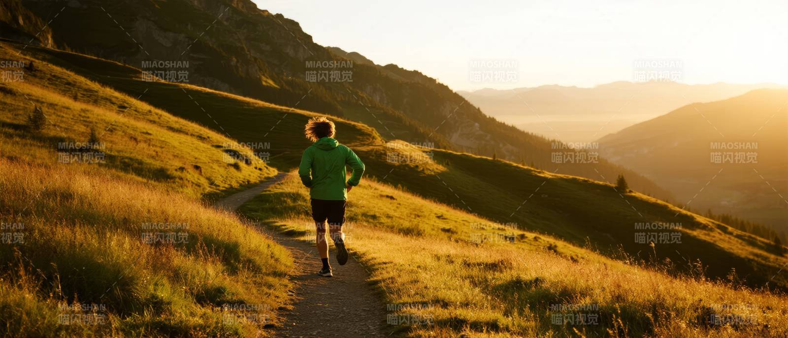 山间晨跑图片