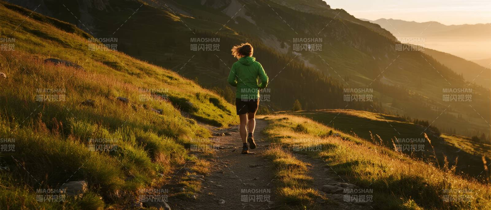 山间奔跑的剪影图片
