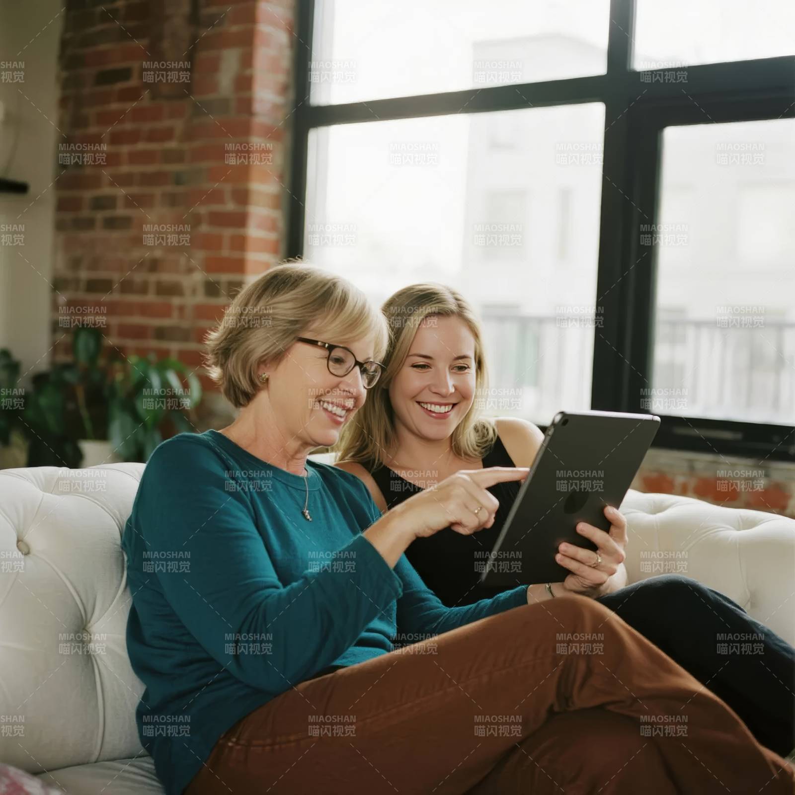 母女共赏平板时光图片