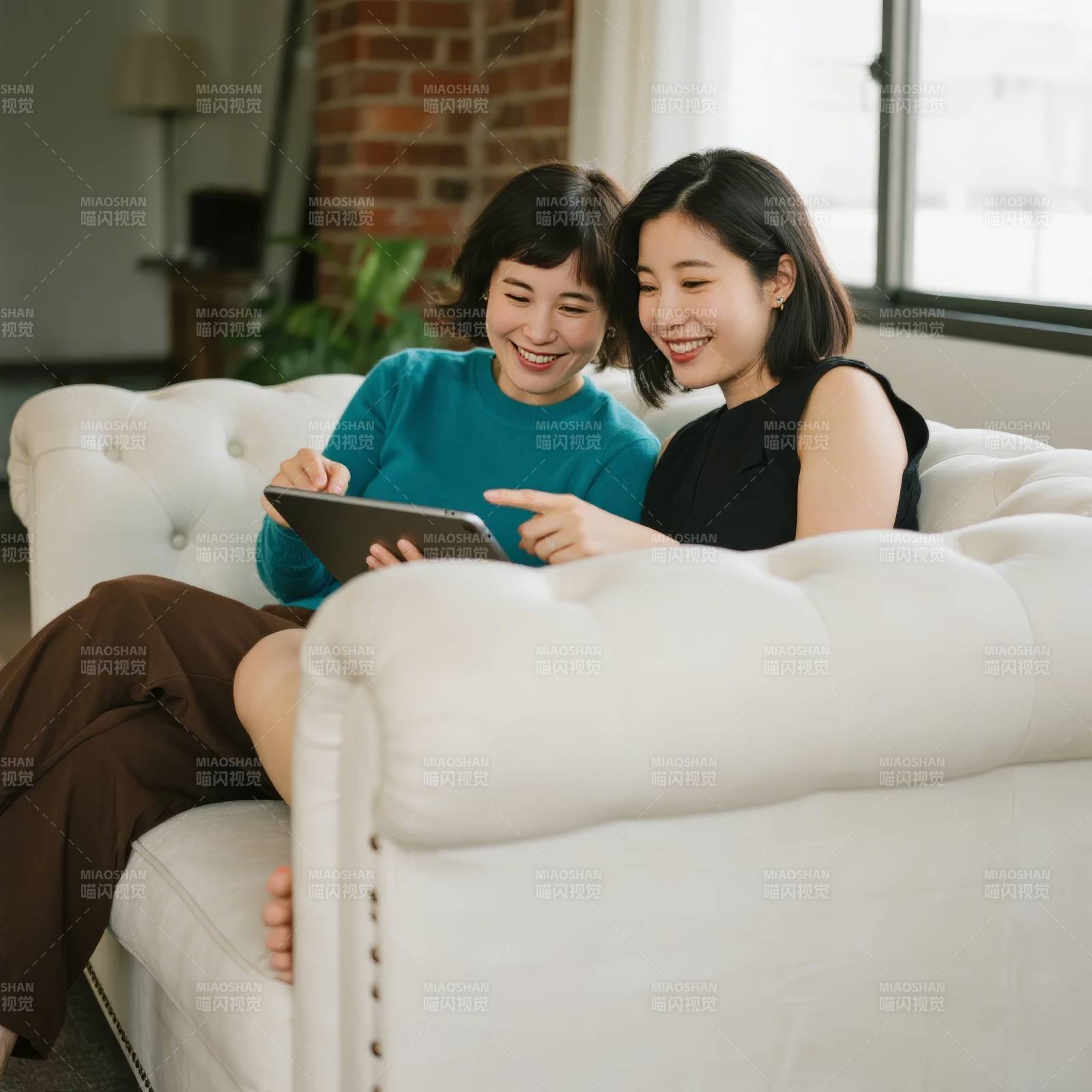 姐妹共赏平板时光图片