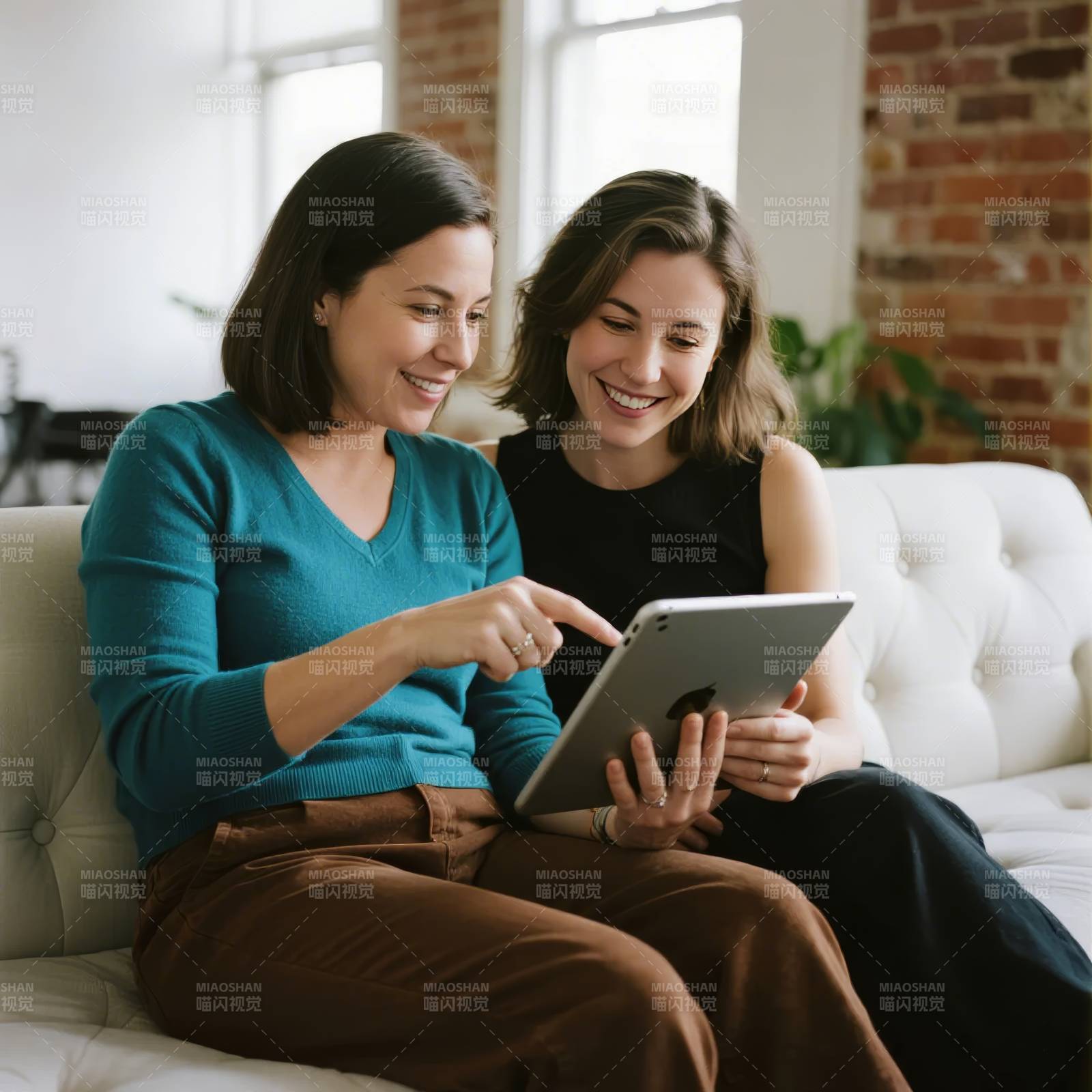 母女共赏平板时光图片