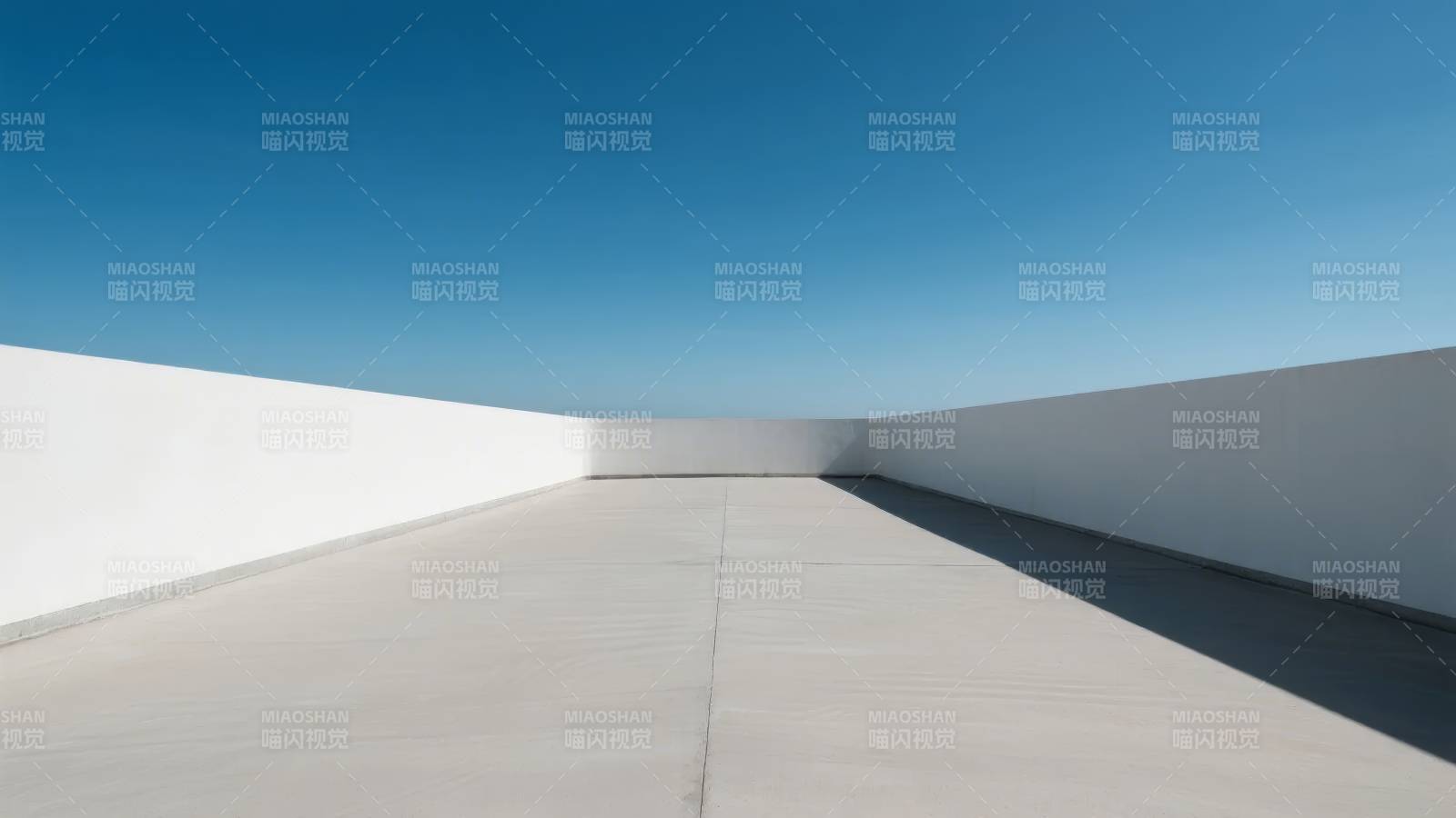 极简空间 蓝天映衬图片