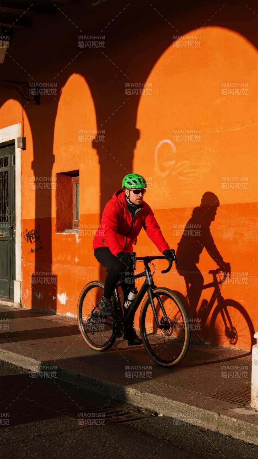 骑行者影子成趣图片