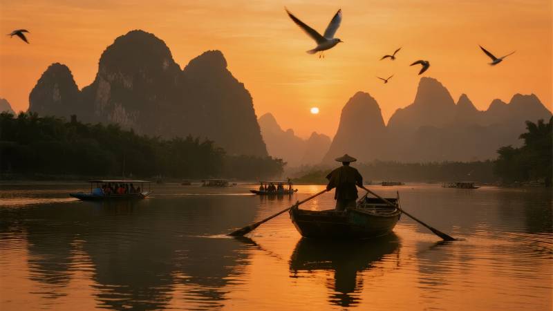 漓江晨曦渔舟行图片