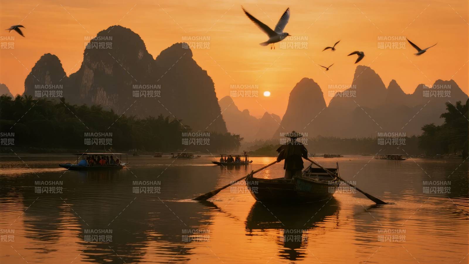 漓江晨曦渔舟行图片