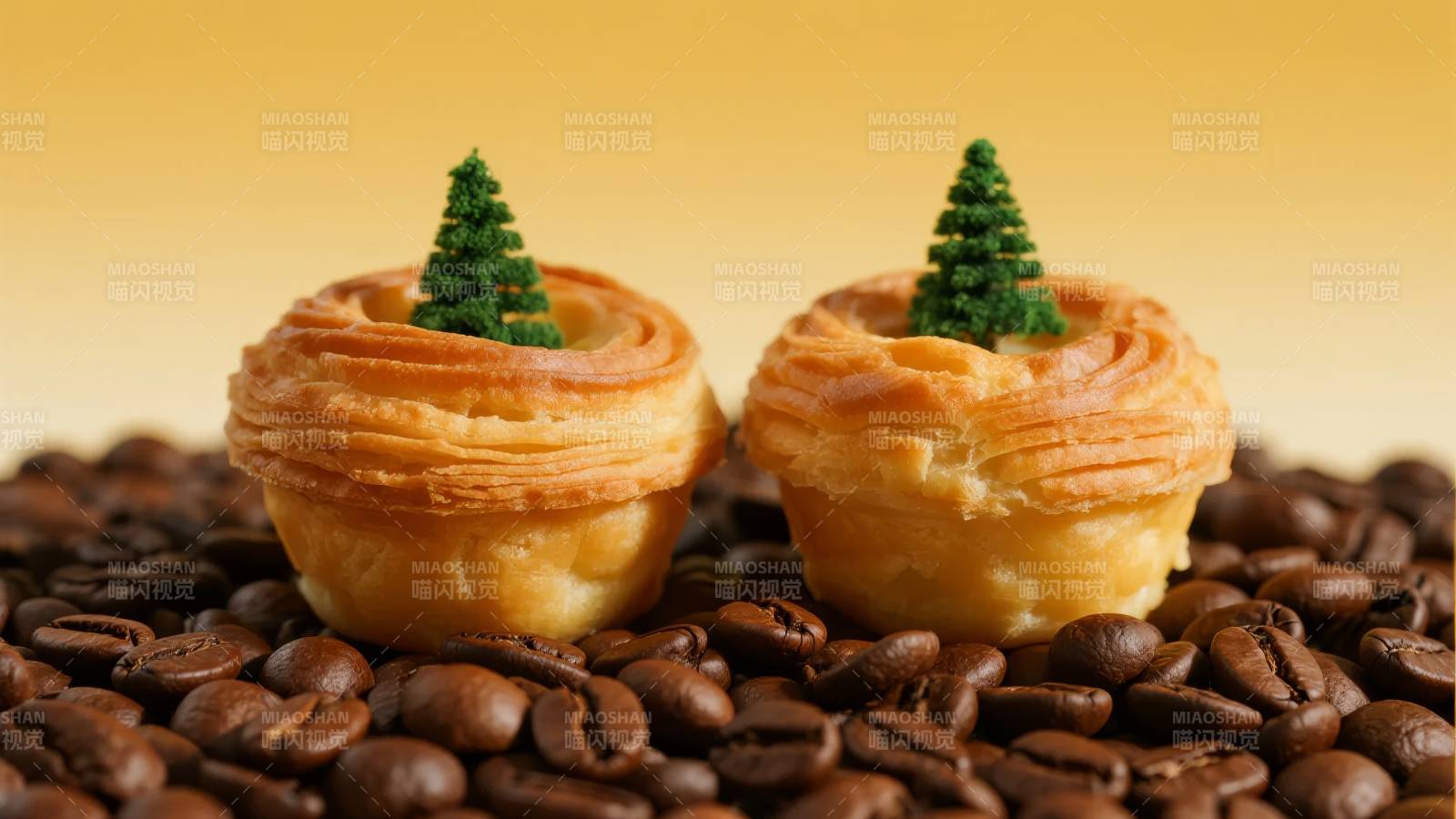 咖啡豆上的圣诞树酥图片