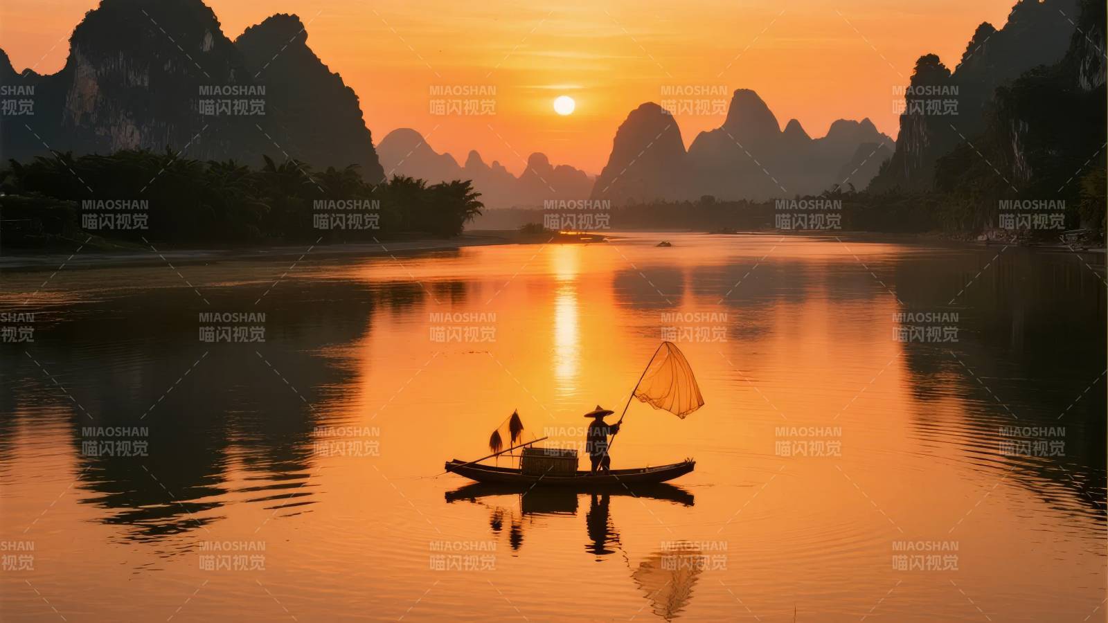 夕阳渔舟映山水图片