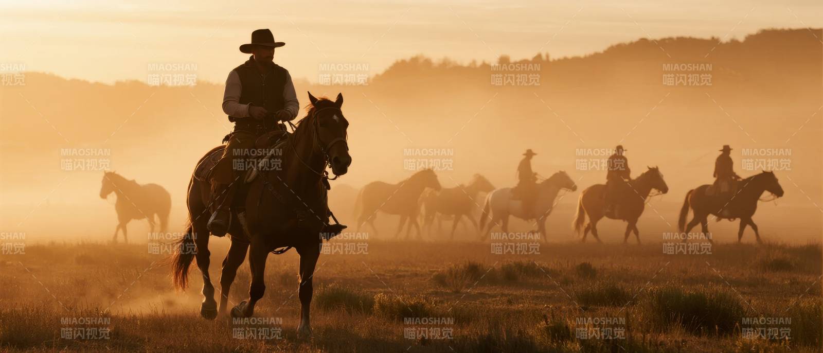 黄昏牧马图图片