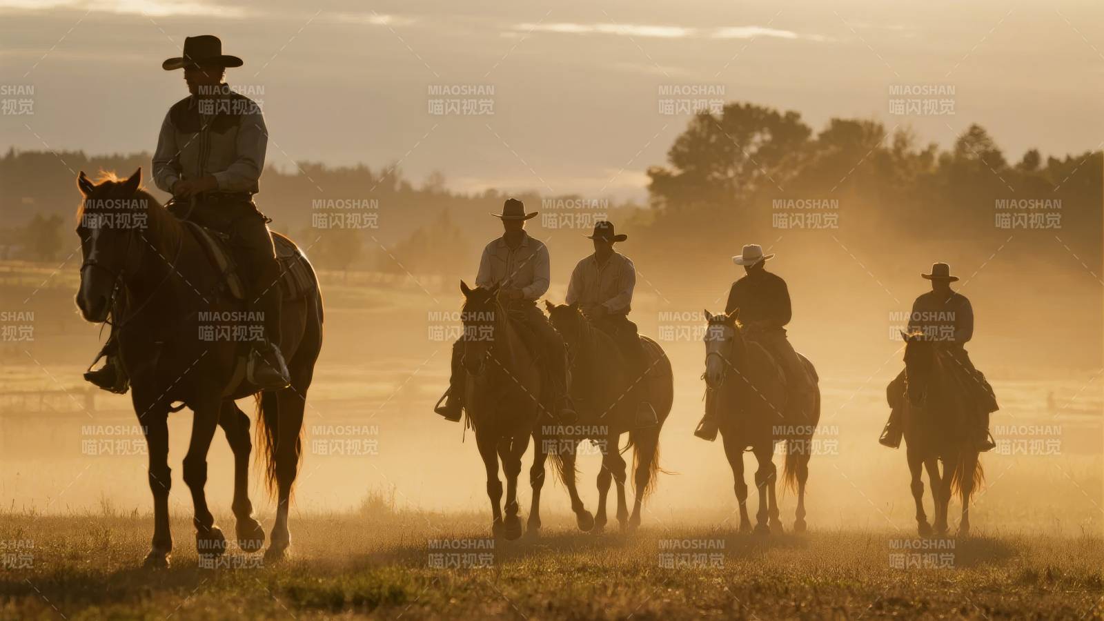晨曦中的骑手们图片