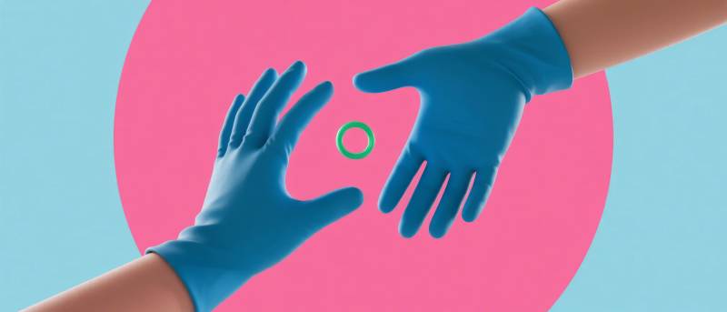 手套托起绿色环图片