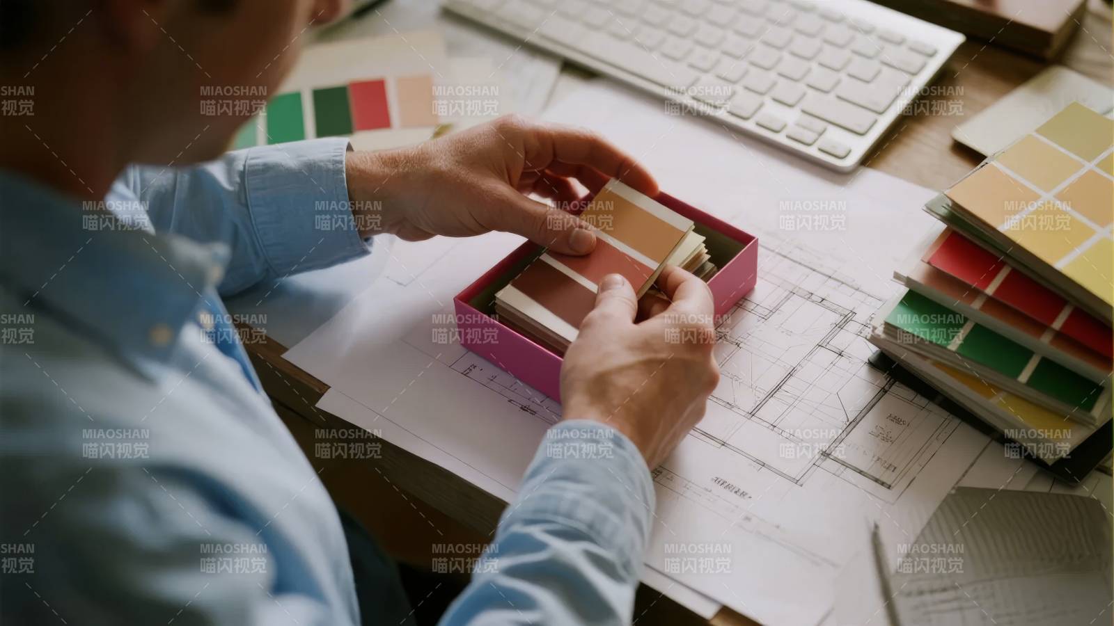 设计师挑选色卡图片
