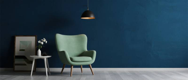 绿椅静谧蓝墙图片