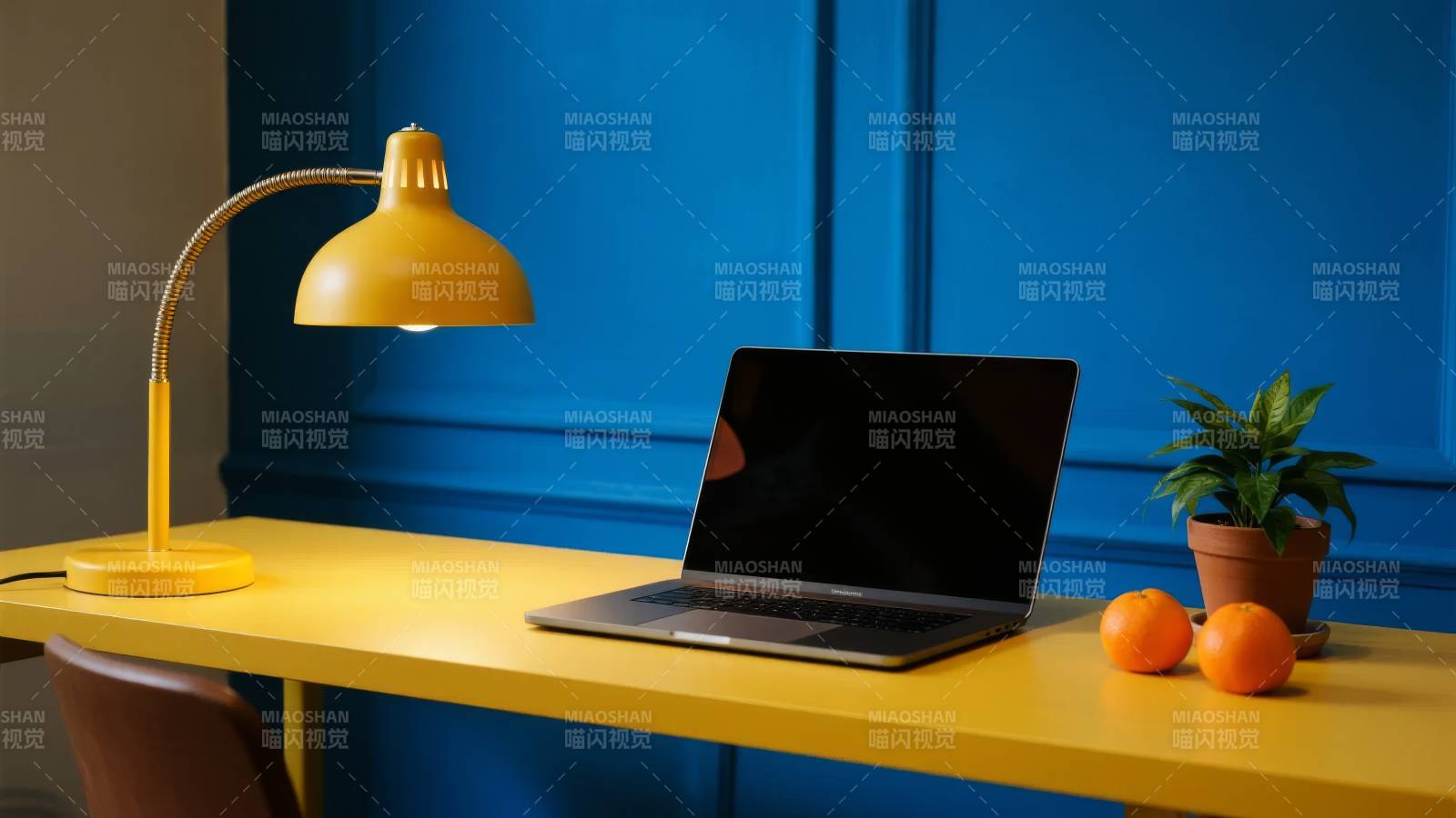 黄色书桌上的工作角落图片