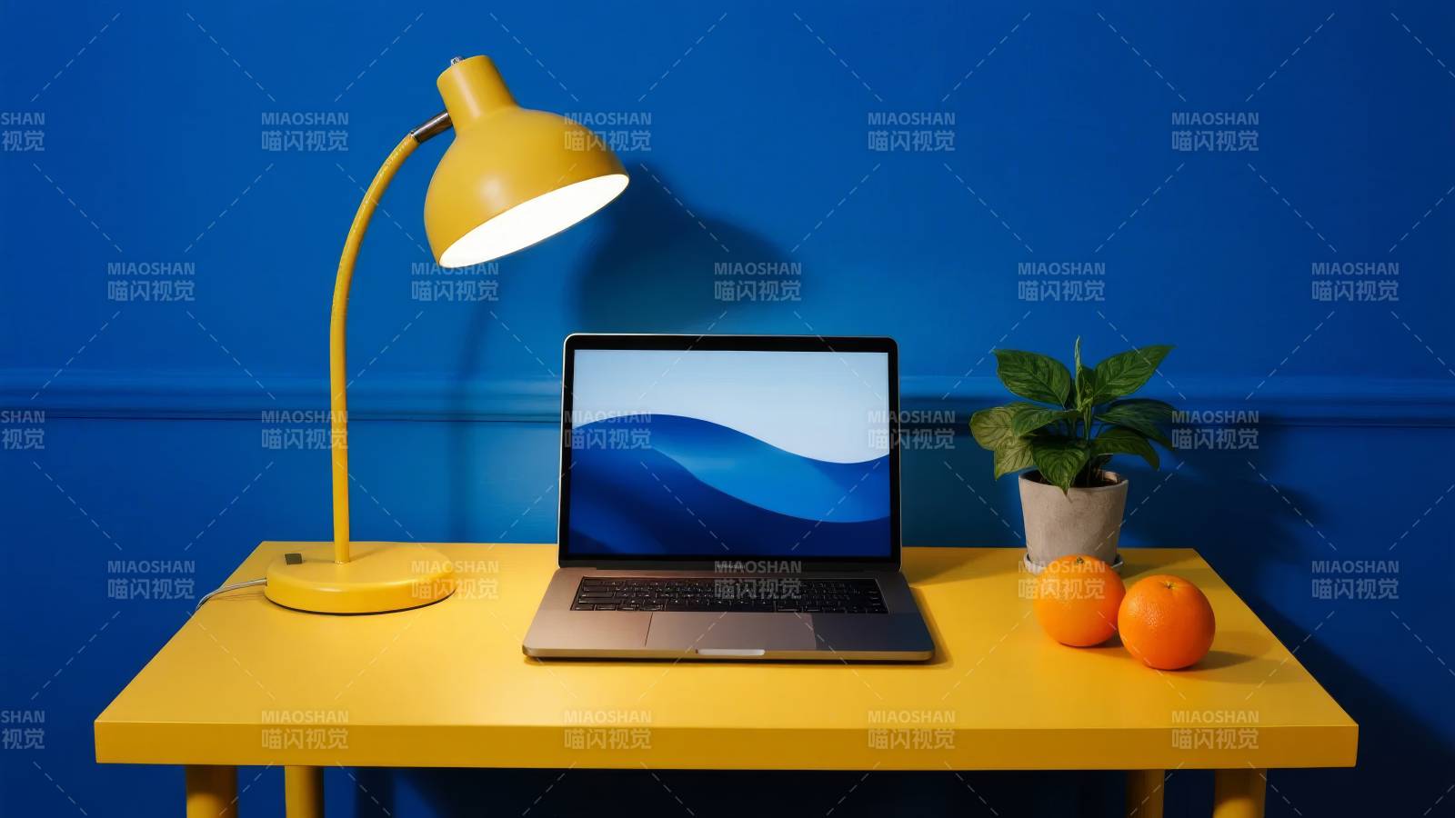 蓝色背景下的工作角落图片