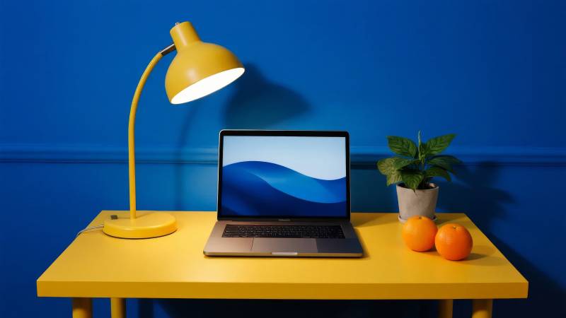 蓝色背景下的工作角落图片