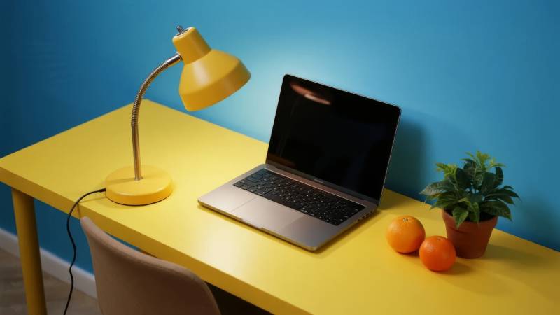 黄色书桌上的工作角落图片