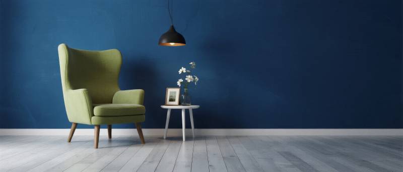 蓝墙绿椅静谧空间图片