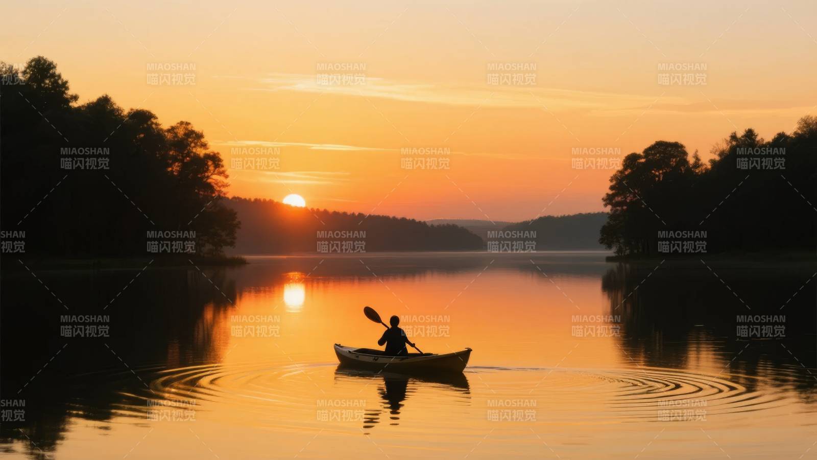 湖上划桨夕阳下图片