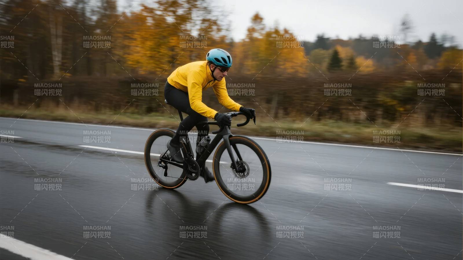 骑行者疾驰在秋日公路图片