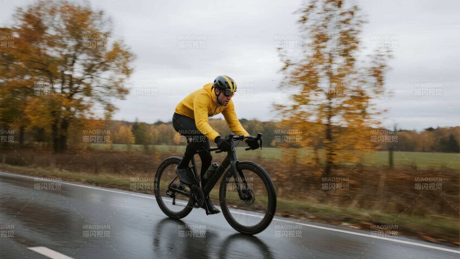 秋日骑行 黄衣疾驰图片