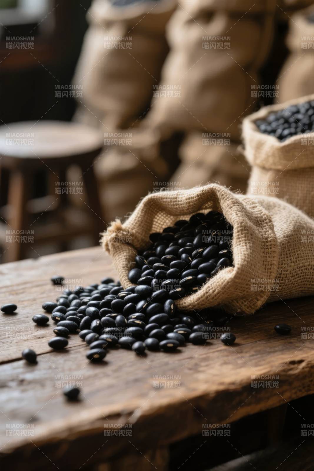 黑豆散落木桌图片