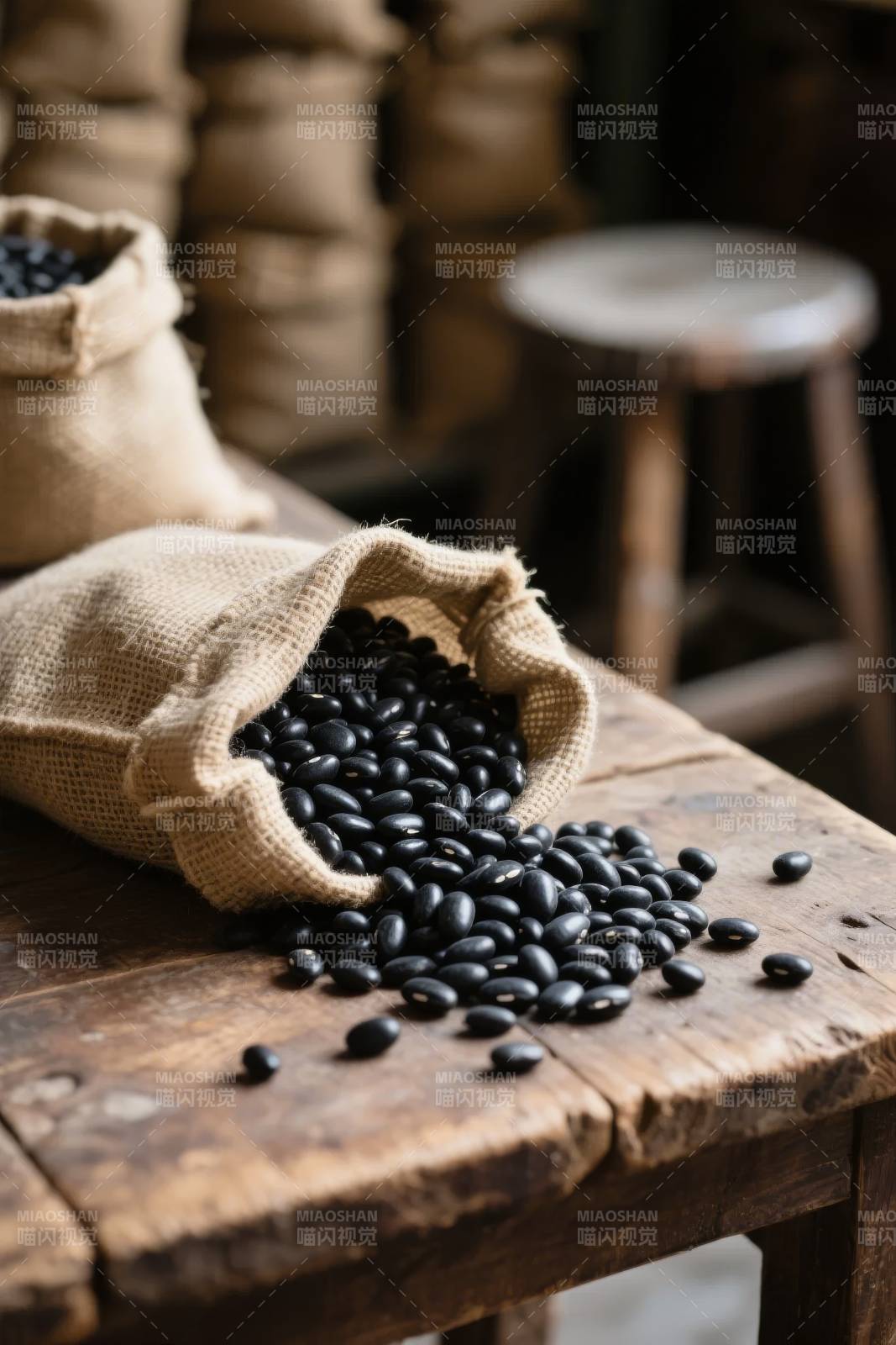 黑豆散落木桌图片